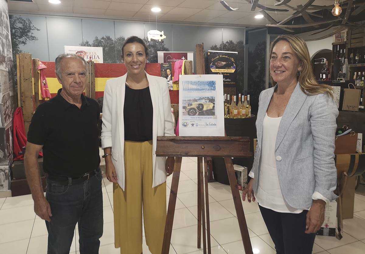 La alcaldesa y la concejal de Turismo junto al promotor de este evento.
