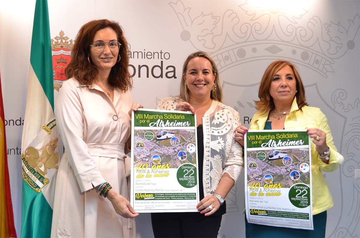 La concejal de Bienestar Social junto a responsables de AROAL.