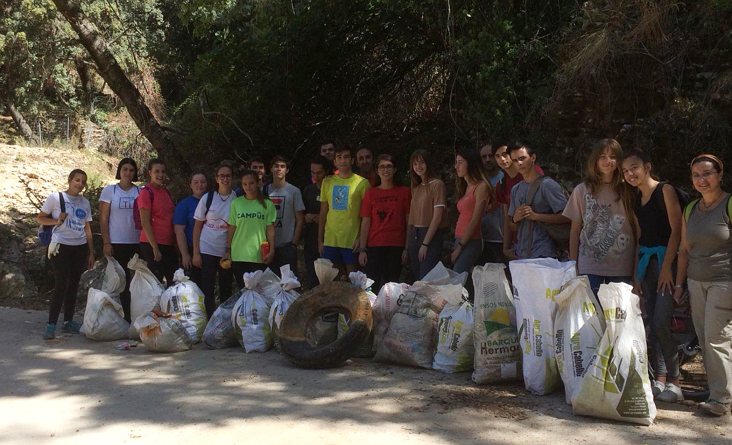 Los jóvenes tras una larga jornada de trabajo retirando plásticos del Tajo del Abanico.