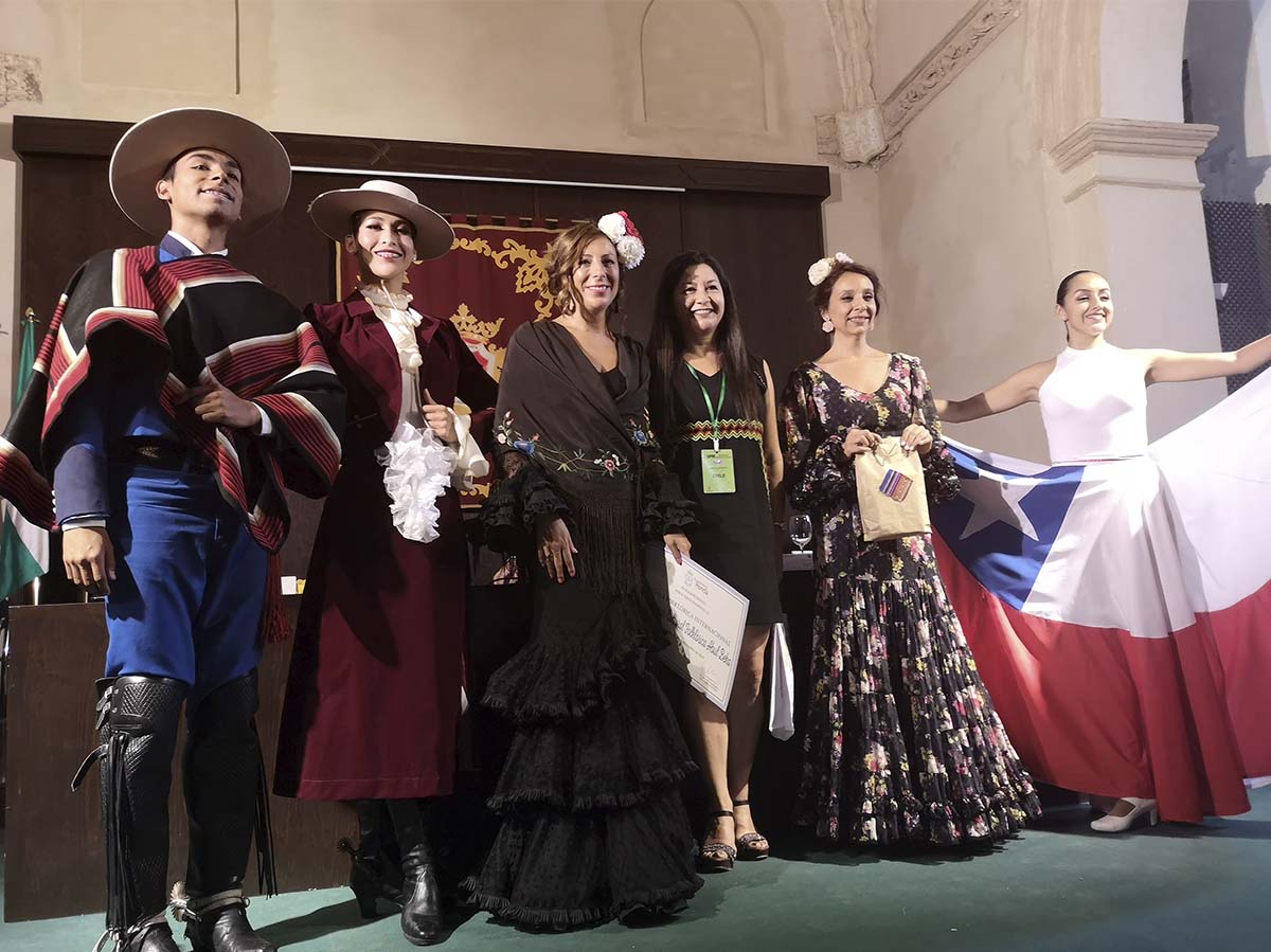 La alcaldesa y la concejal de Fiestas han intercambiado objetos con los grupos folklóricos.