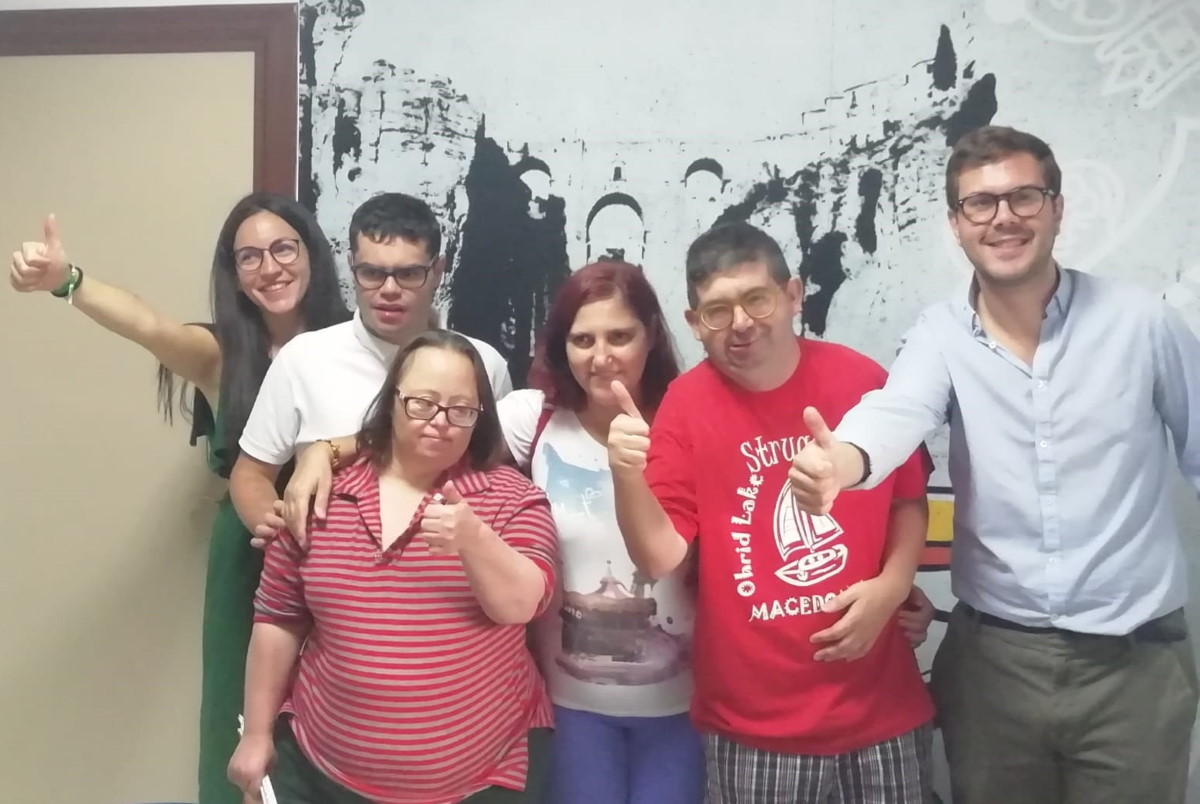 El delegado de Cultura y Educación, con miembros de Asprodisis y Asprofácil.