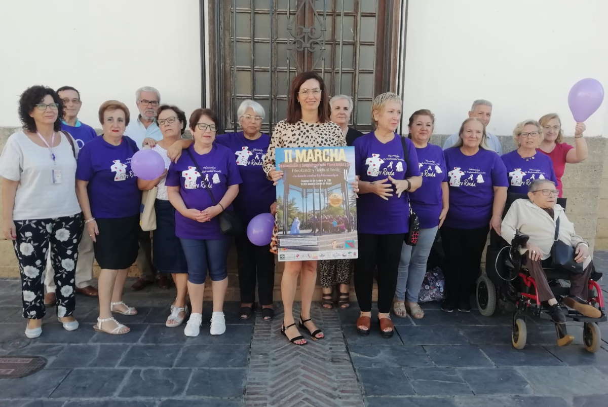 Presentación de la actividad, con miembros de ambas asociaciones y la delegada de Bienestar Social.