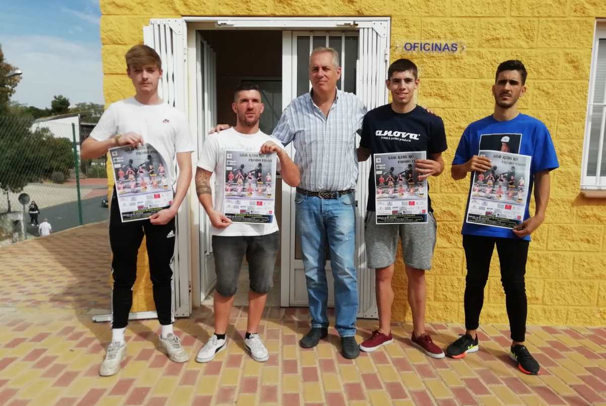 Miembros del club organizador, con el delegado de Deportes, en la presentación del evento.