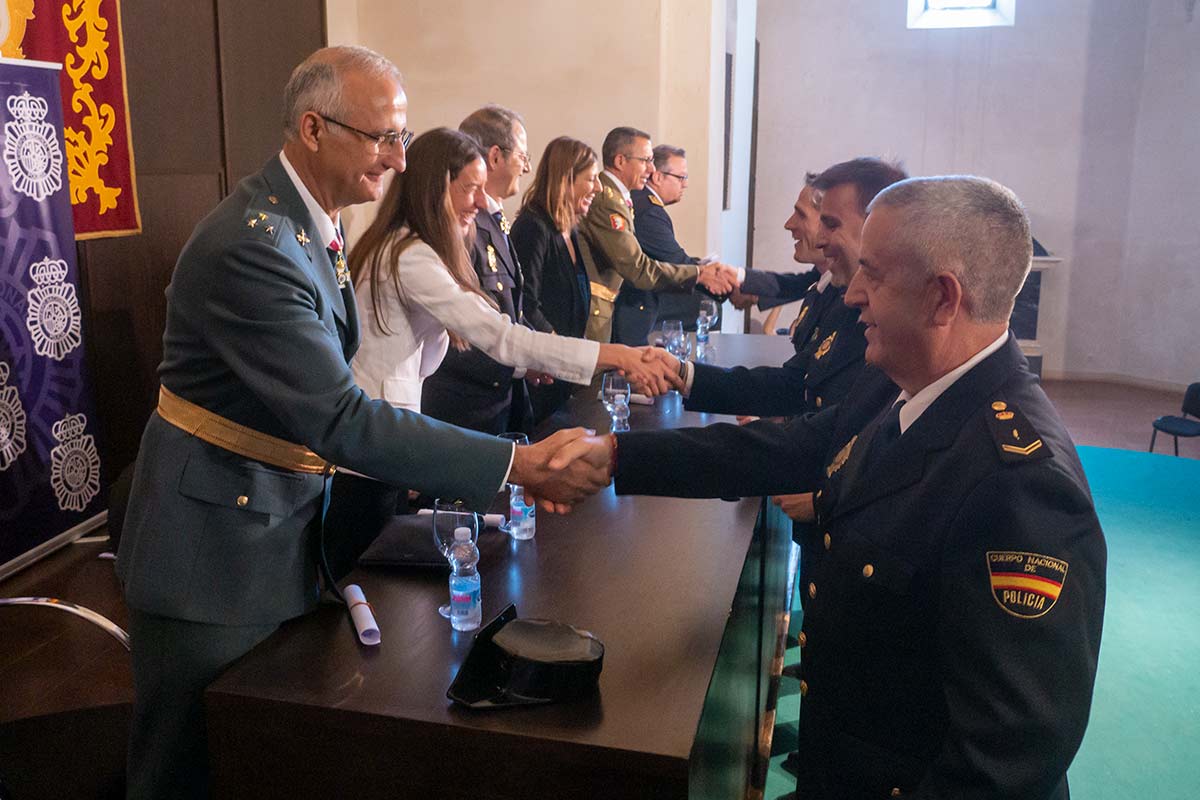 Entrega de distinciones de miembros de la comisaría rondeña.