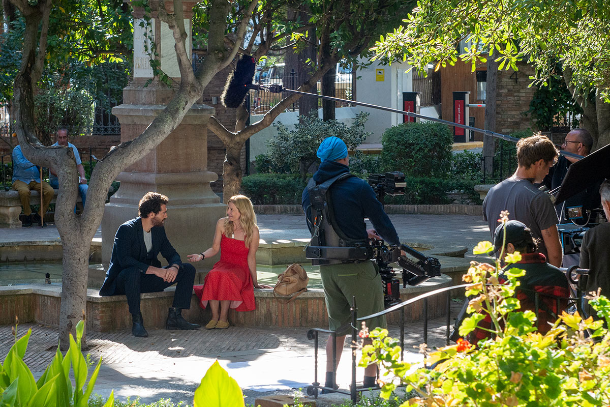 Dos de los protagonistas de la cinta, en una escena grabada en la plaza Duquesa de Parcent.