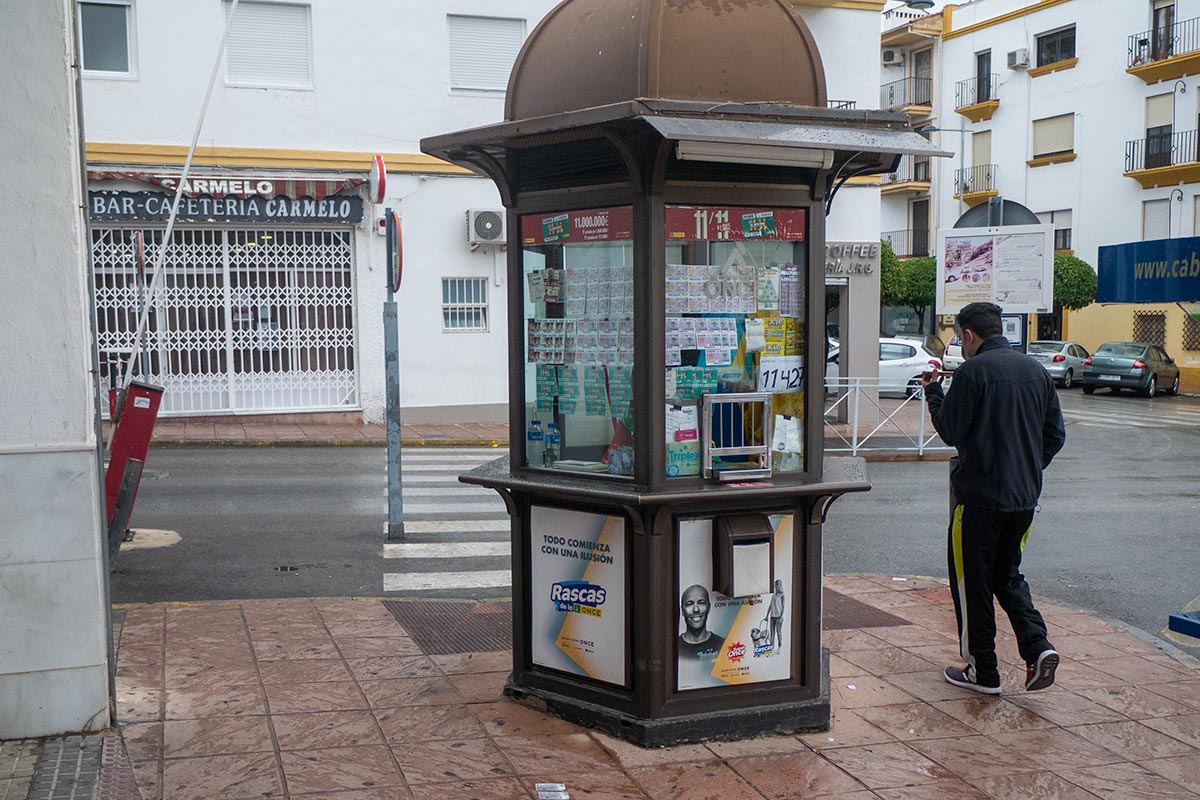 Puesto de venta en el que se vendió el premio, junto a la estación de autobuses.