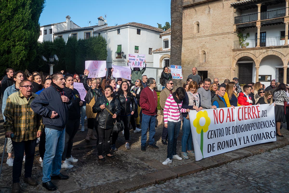 La concentración se ha desarrollado frente al Ayuntamiento rondeño.