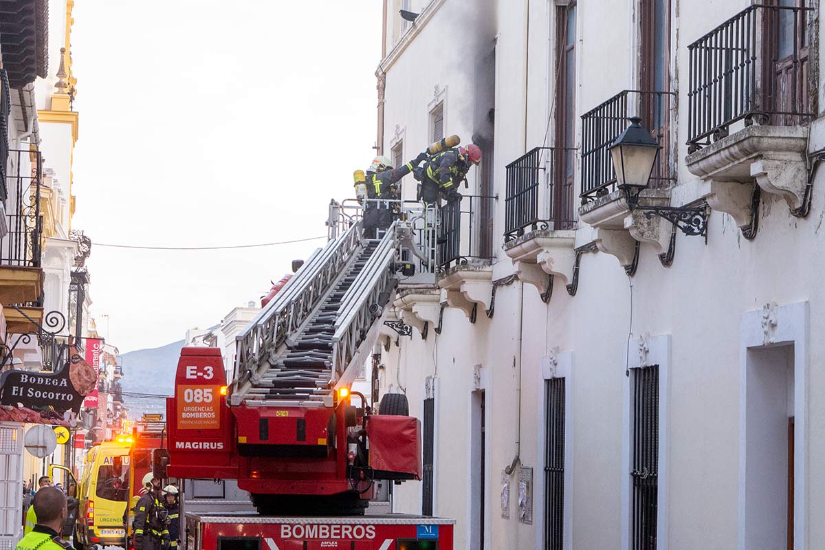 Momento en el que los bomberos han accedido a las instalaciones.
