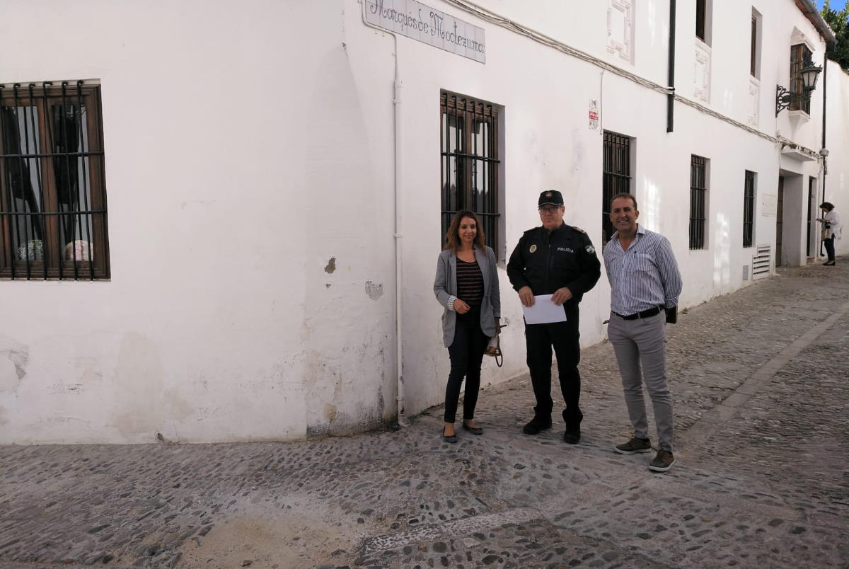 Los delegados de Obras y Tráfico, junto al jefe de la Policía Local, en uno de los puntos en los que se actuará.