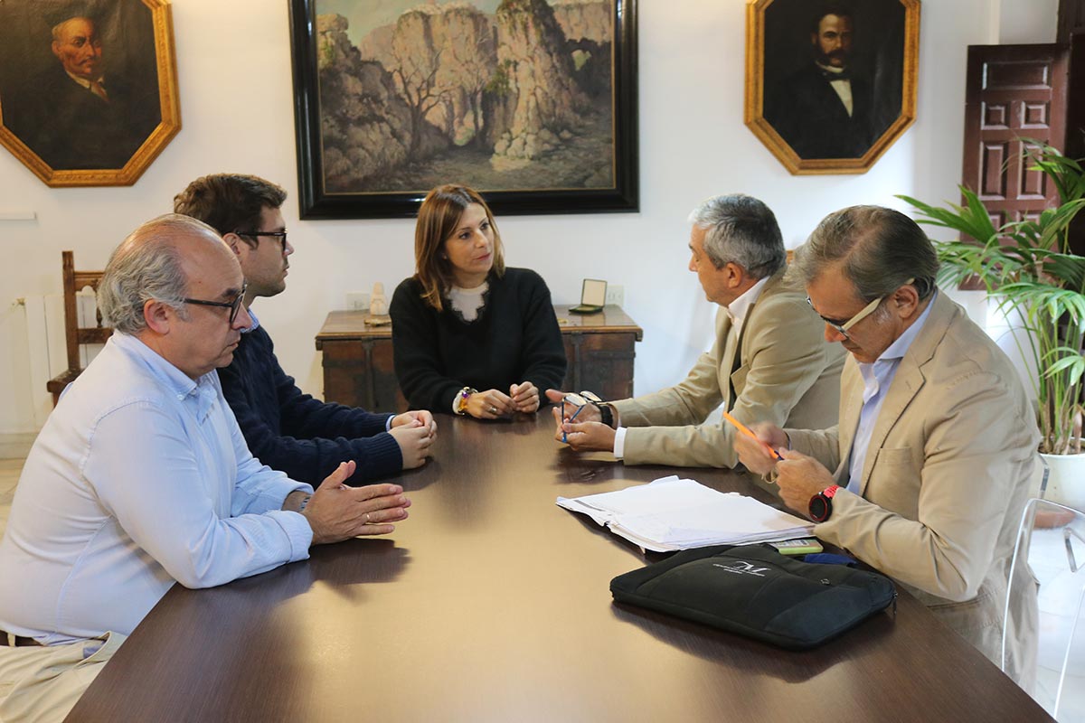 Momento de la reunión mantenida esta mañana entre representantes del Ayuntamiento y de la UMA.