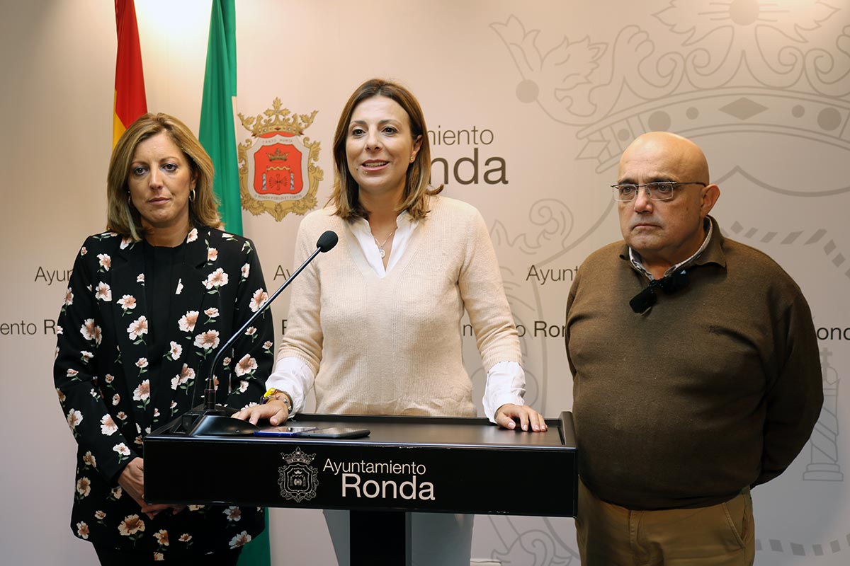 Fernández ha comparecido ante los medios junto a la delegada de Economía y el primer teniente de alcalde.
