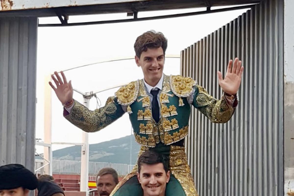 Orozco, saliendo a hombros tras su faena en La Granja de San Ildefonso.