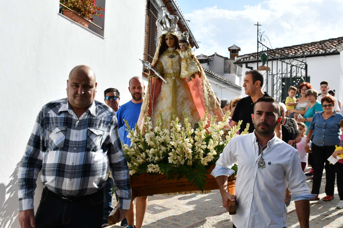 Durante el trayecto, la Virgen del Rosario estuvo acompañada por numerosas personas.