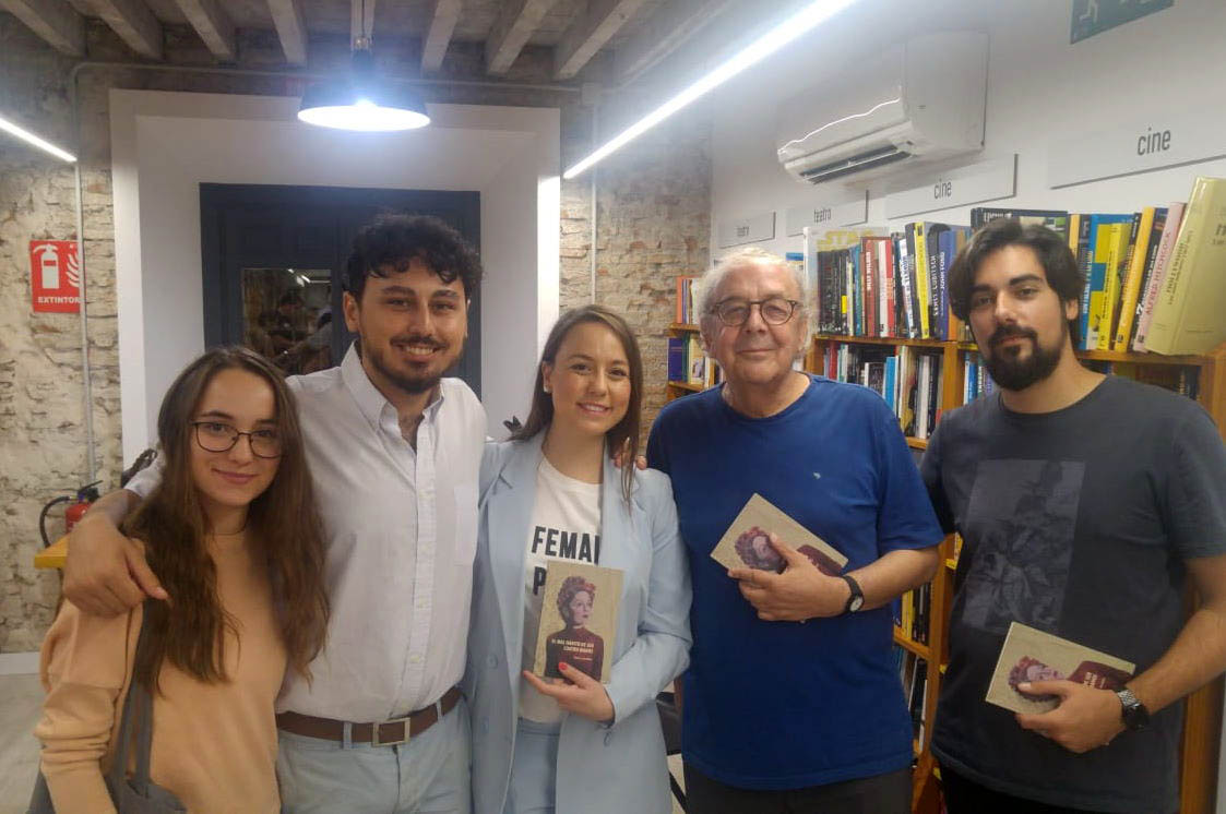 Flora Jordán, en el centro, tras presentar su primera obra en la Librería Luces.