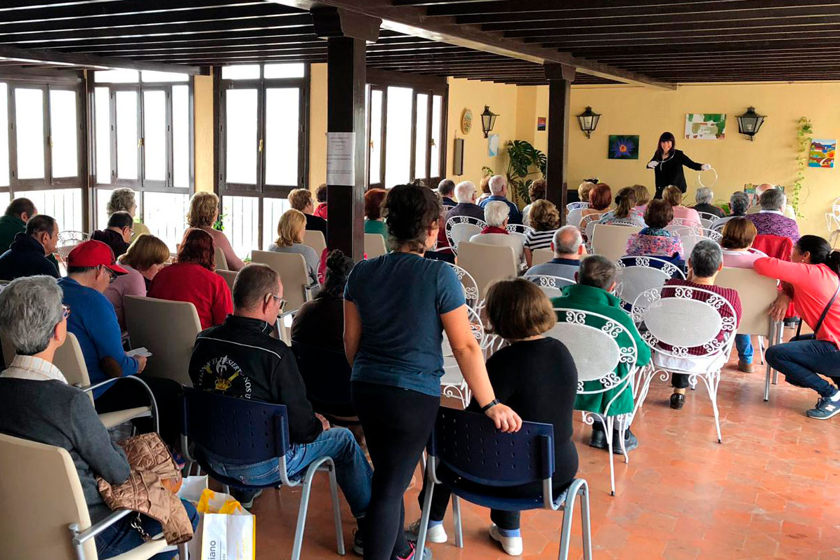 Los usuarios del Centro de Mayores han recibido la visita de la maga 'Martilda'.