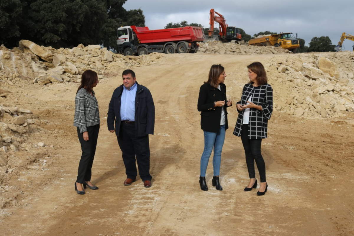 La delegada territorial ha visitado las obras de la variante de Arriate.