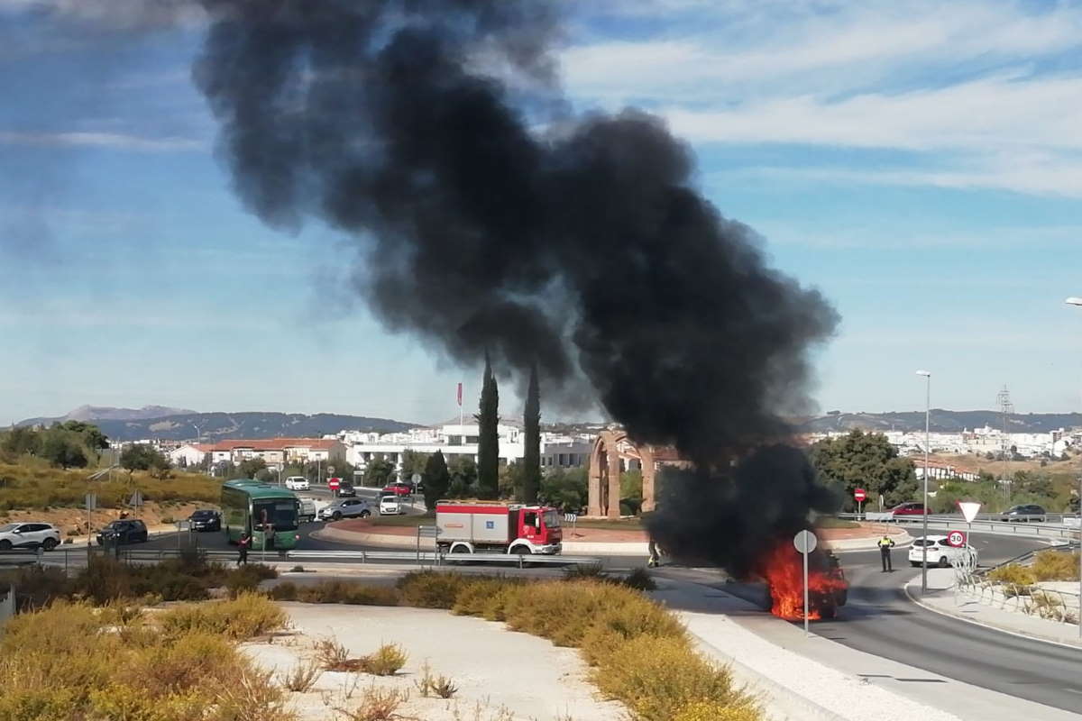 El fuego produjo una densa columna de humo.