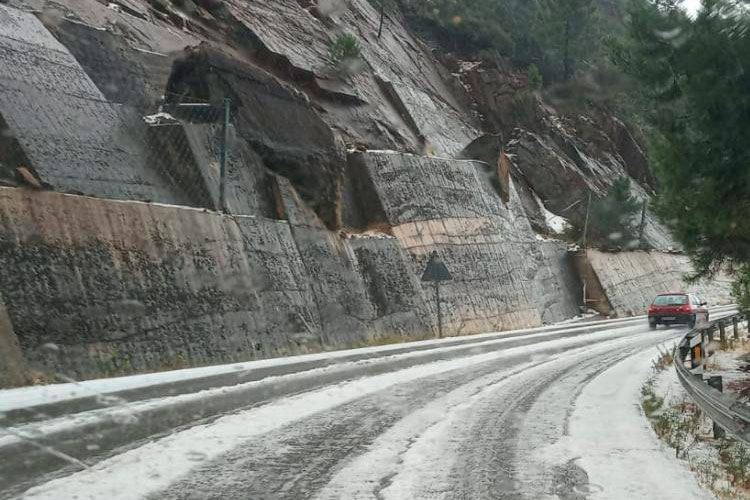 El granizo a sorprendido a los conductores a mediodía de este martes.