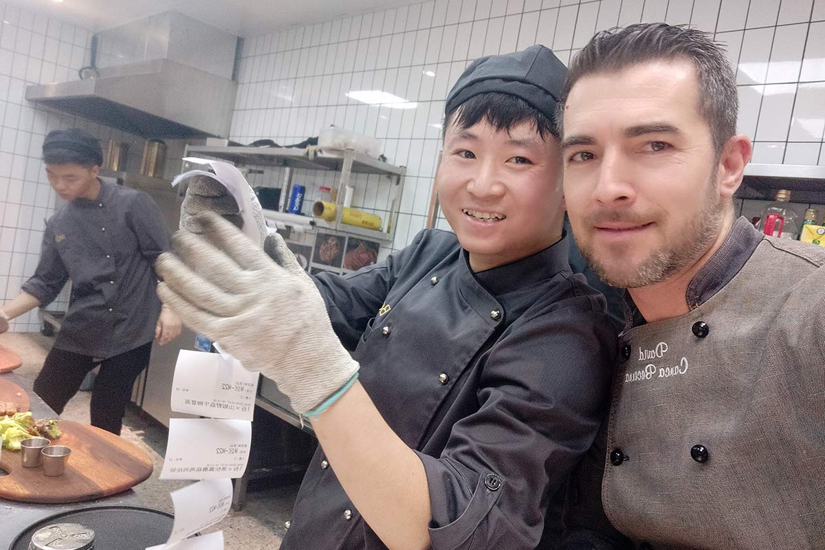 El cocinero rondeño, junto a uno de los trabajadores de su nuevo restaurante.