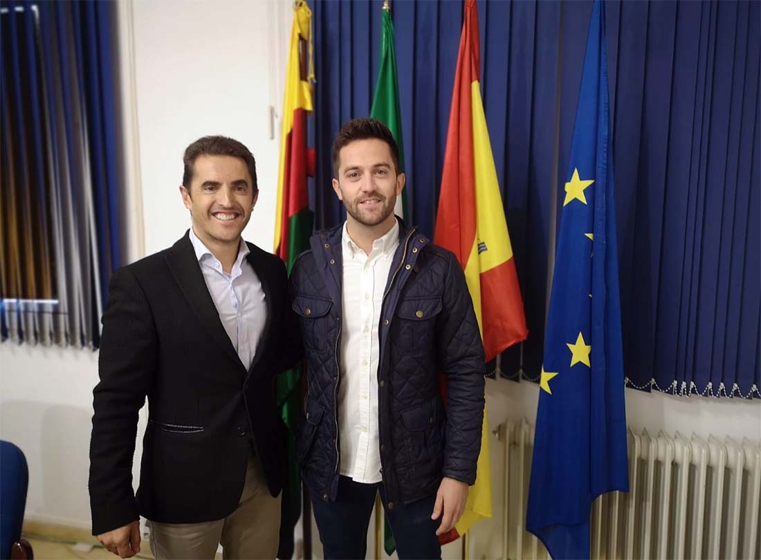 Melchor Conde (a la derecha), junto a Francisco Javier Anet, el que será el nuevo alcalde arriateño. Foto Roberto 82.