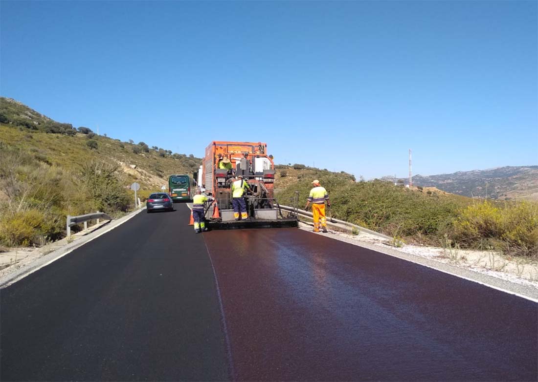 El asfaltado en la carretera de Ronda a San Pedro está siendo renovado por la Consejería de Fomento.