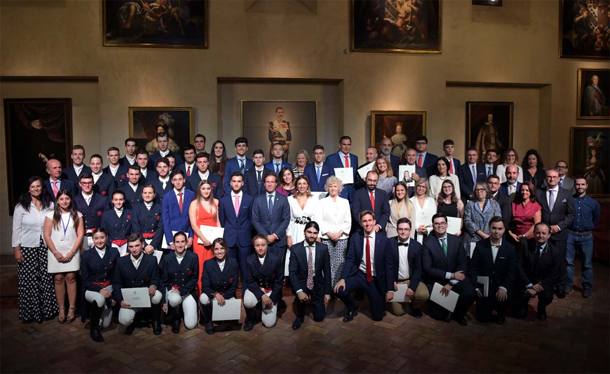Los premiados junto a las autoridades y miembros de la Maestranza en la foto de grupo.