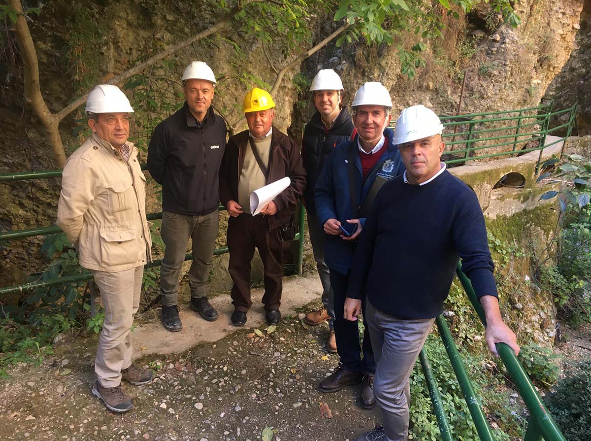 Técnicos del Ayuntamiento y de Endesa en el que será el segundo tramo del caminito del Tajo.