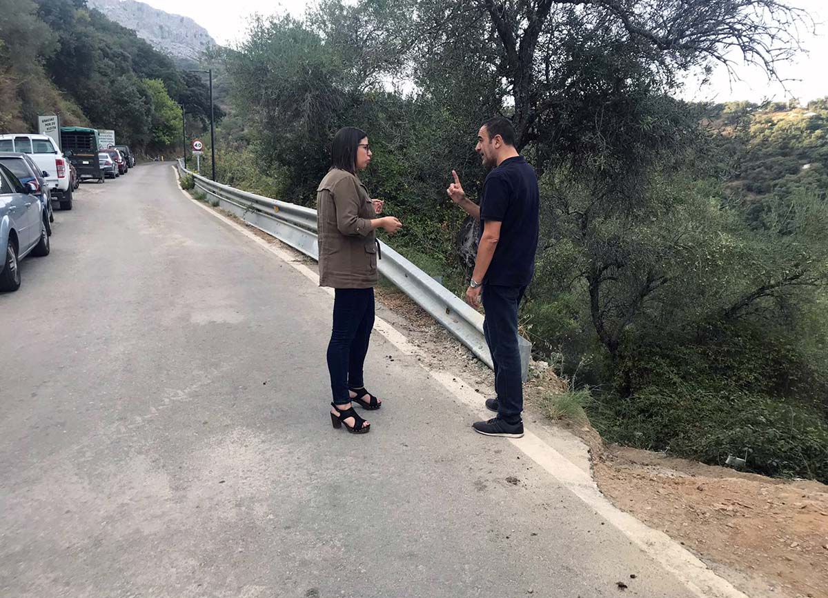 La diputada provincial y el alcalde de Benalauría en la carretera.