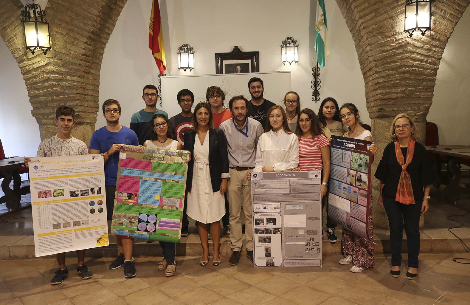 La alcaldesa recibe a los alumnos del IES Martín Rivero que participan este fin de semana en el Certamen Nacional Ciencia y Acción de Alcoy