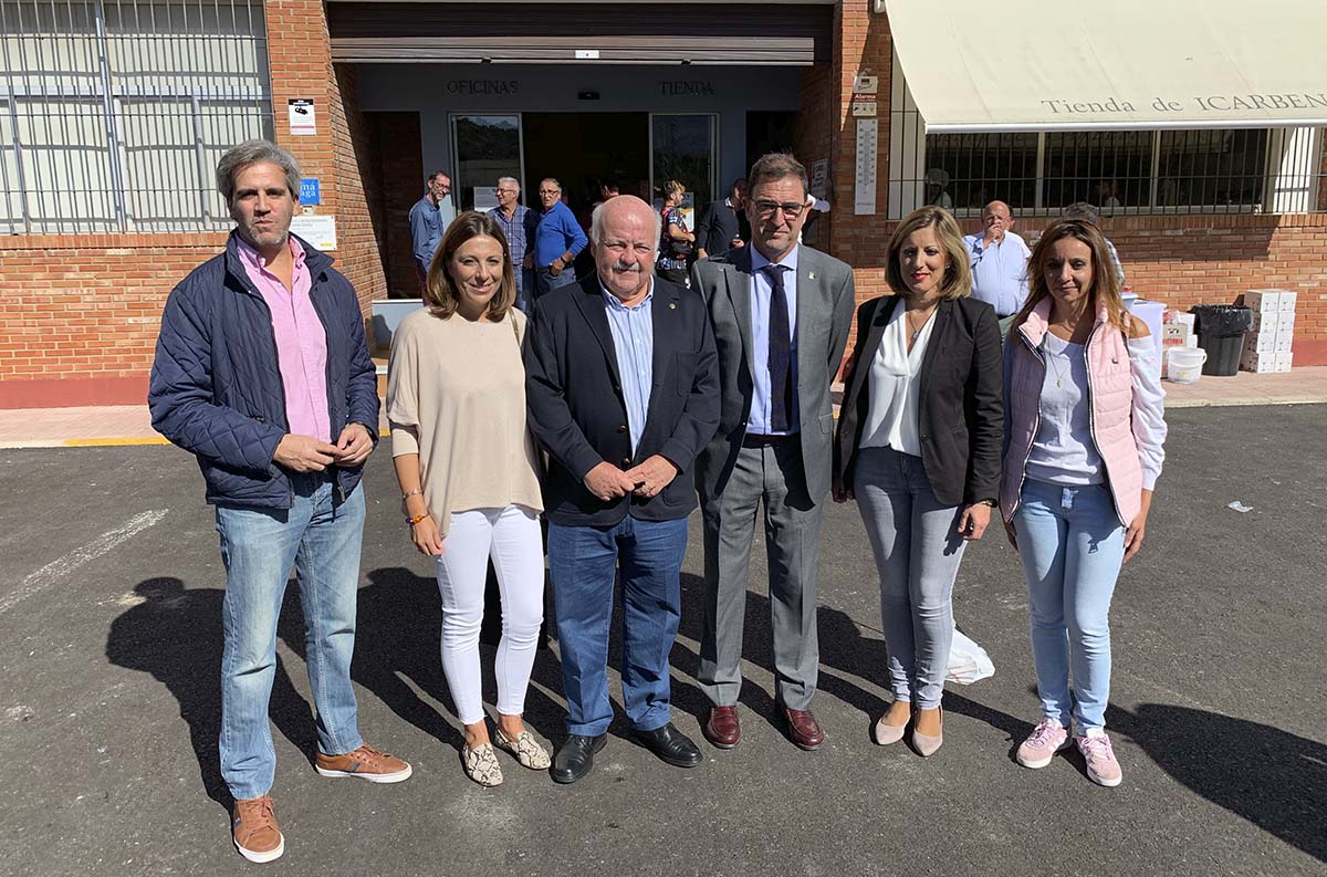 El consejero y el delegado de Salud en Málaga junto a la alcaldes y concejales rondeños en la visita a Benaoján.