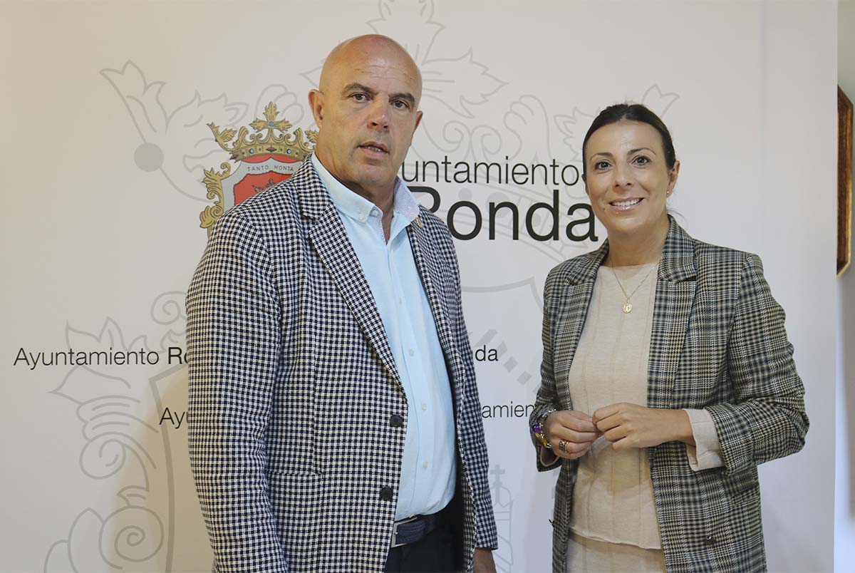 La alcaldesa presentó al cronista oficial de Ronda.
