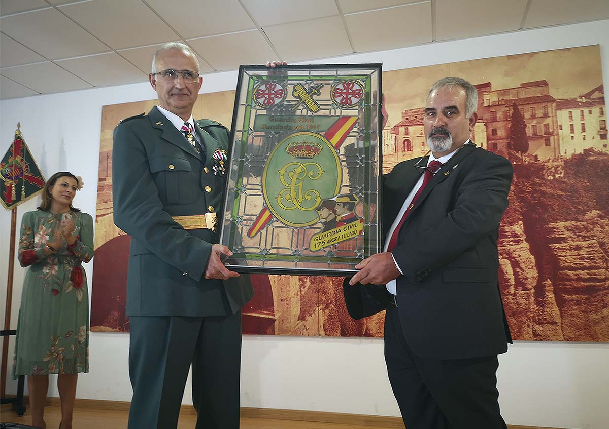 Cientos de rondeños acompañan a la Guardia Civil en la festividad de su patrona, la Virgen del Pilar