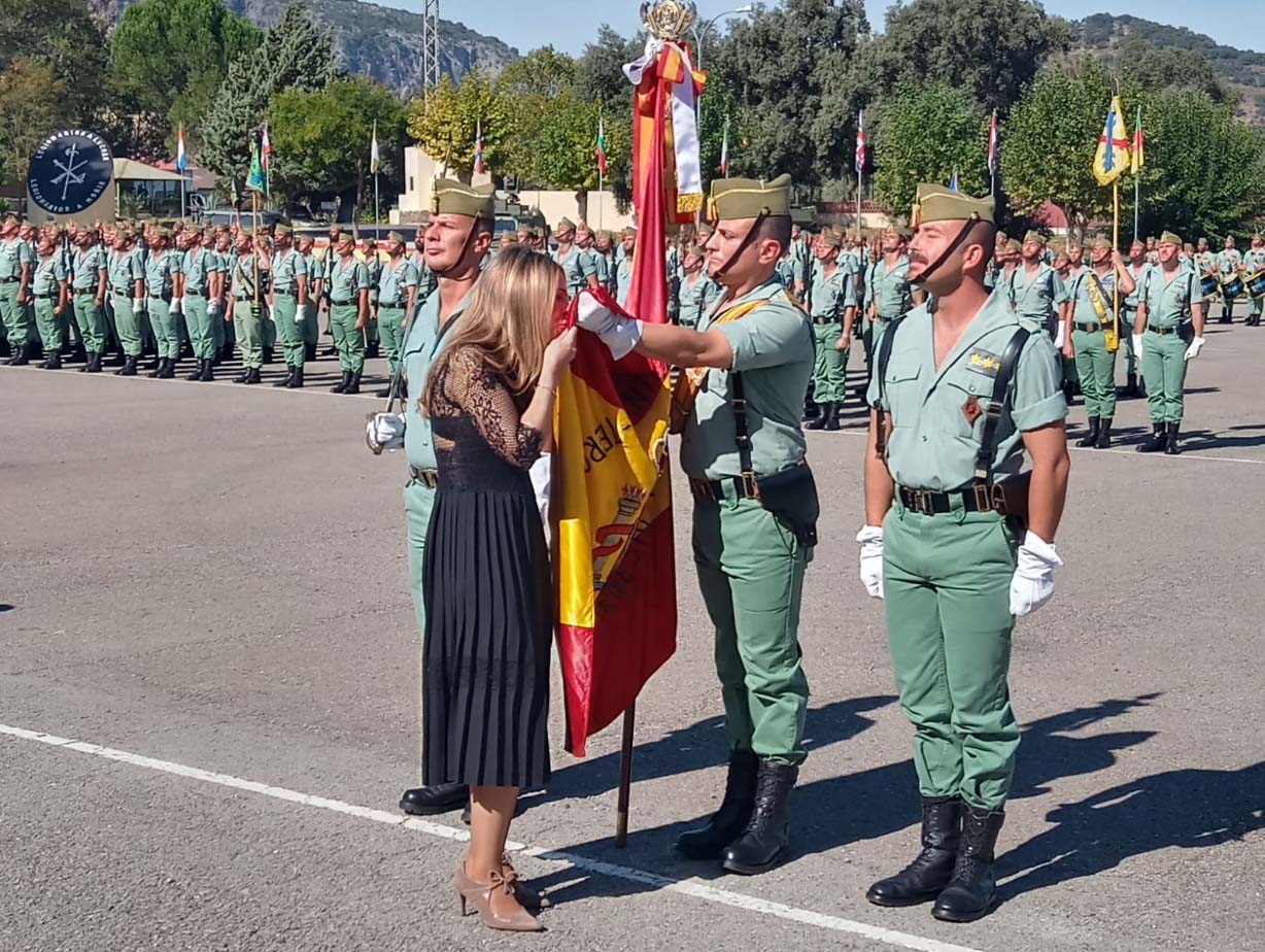 Jornada patriótica en el cuartel de la Legión con más de 700 civiles jurando la Bandera de España
