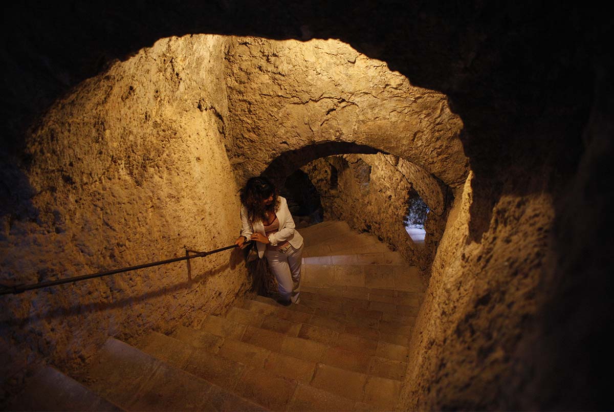 Una interminable escalera que fue esculpida en la propia roca del Tajo de Ronda.