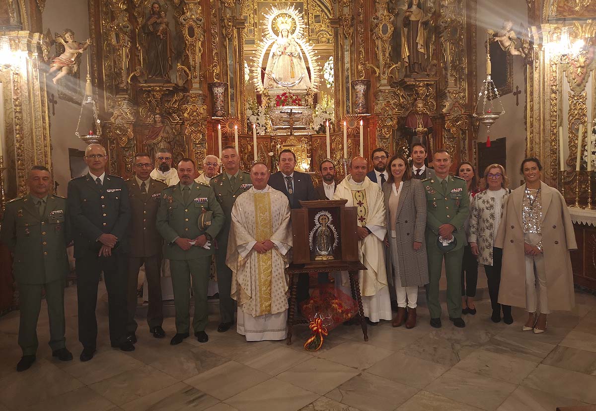 Mandos militares, la alcaldesa y clérigos junto a la imagen e la Patrona..