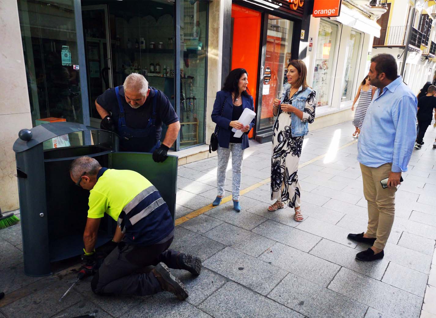 La alcaldesa y la concejal delegada de Limpieza han supervisado las labores.