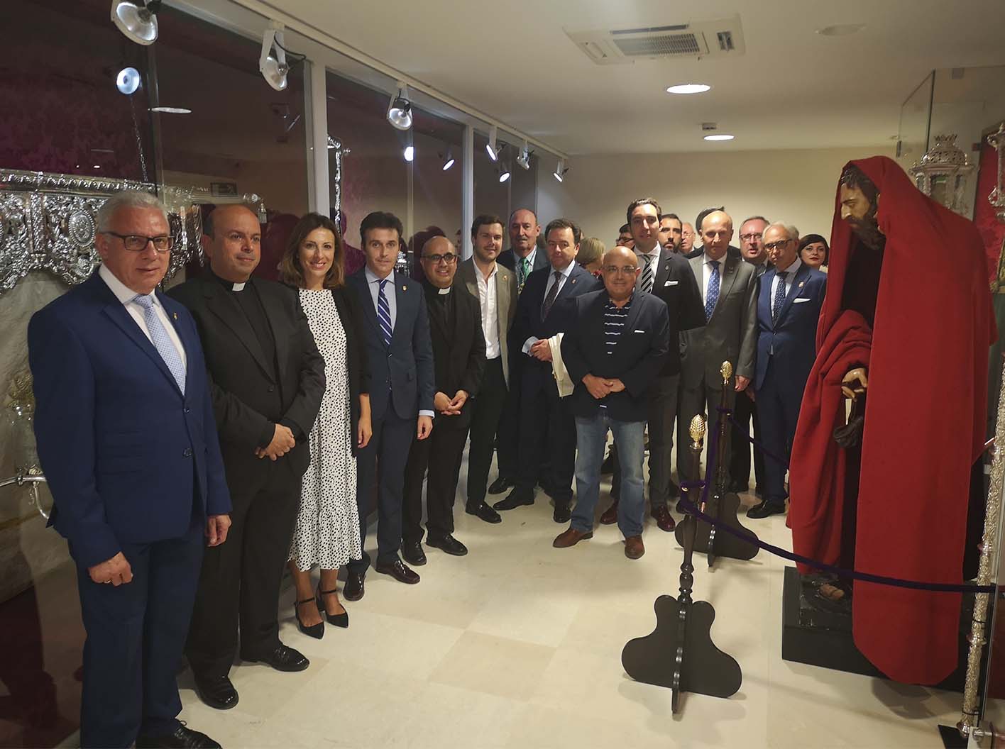 Autoridades locales y responsables de la Agrupación de Hermandades y Cofradías en la inauguración del centro.