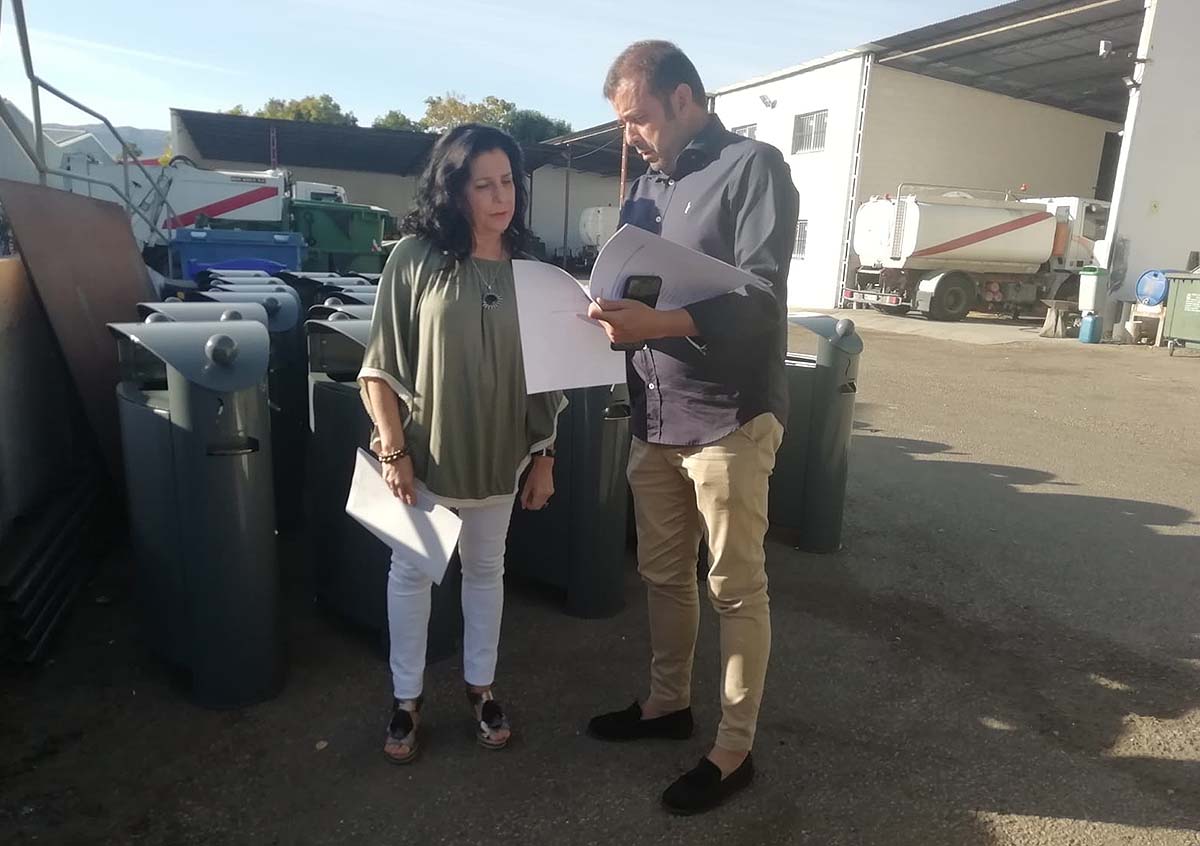 La concejal delegada de Soliarsa y el responsable de esta empresa pública junto a las nuevas papeleras.