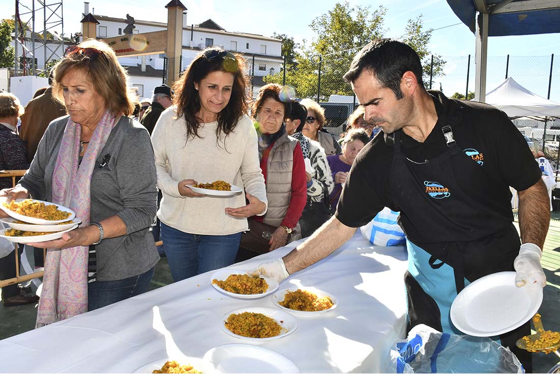 El tradicional plato de arroz con conejo es uno de los más demandados en los festejos.
