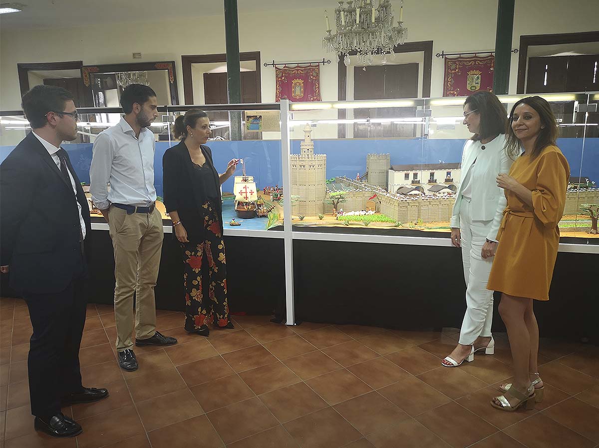 La alcaldesa, concejales y miembros de la Hermandad de Los Gitanos han inaugurado la simpática exposición.
