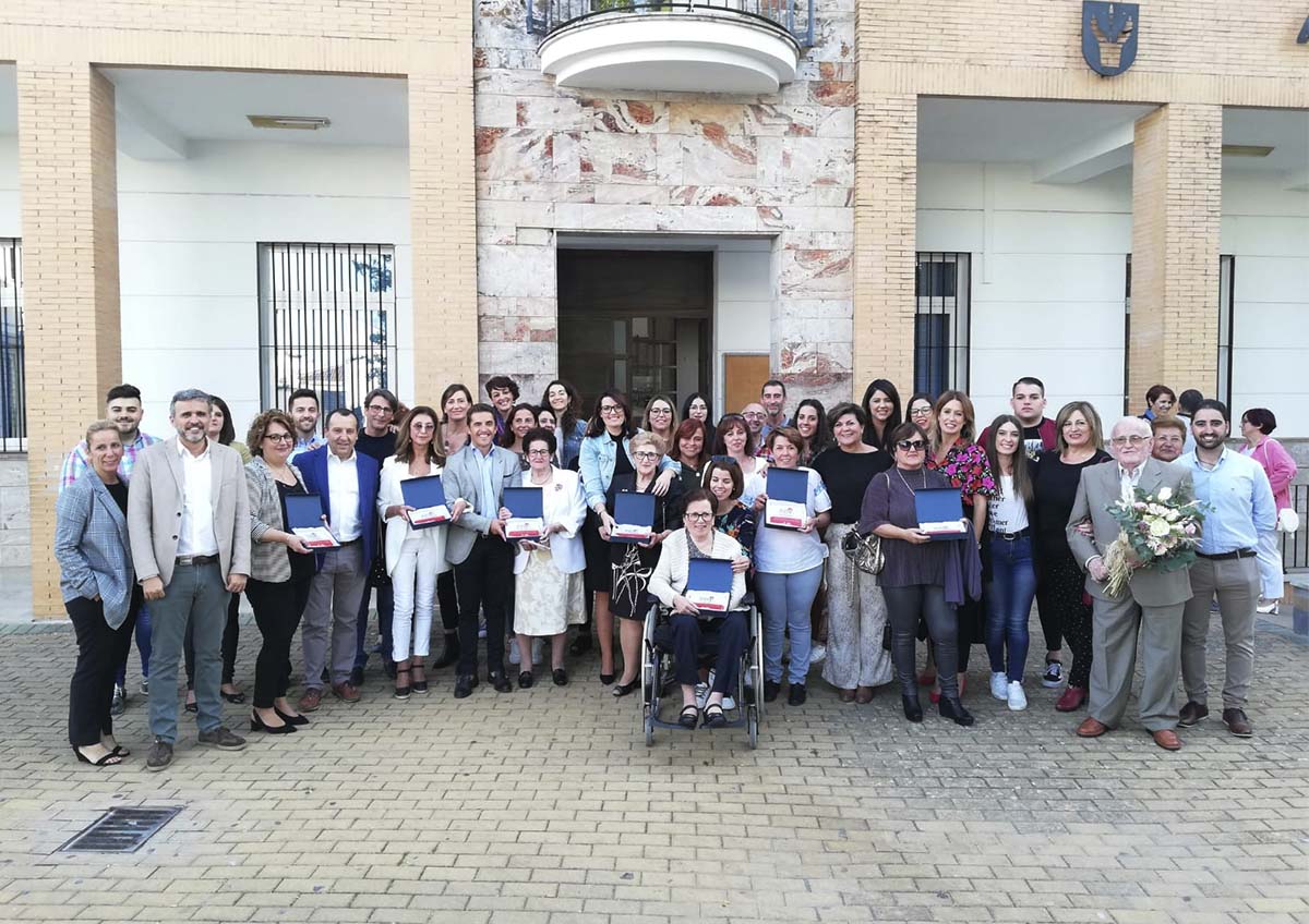 Los cargos provinciales del PSOE, alcaldes de la Comarca y las mujeres rurales homenajeadas.