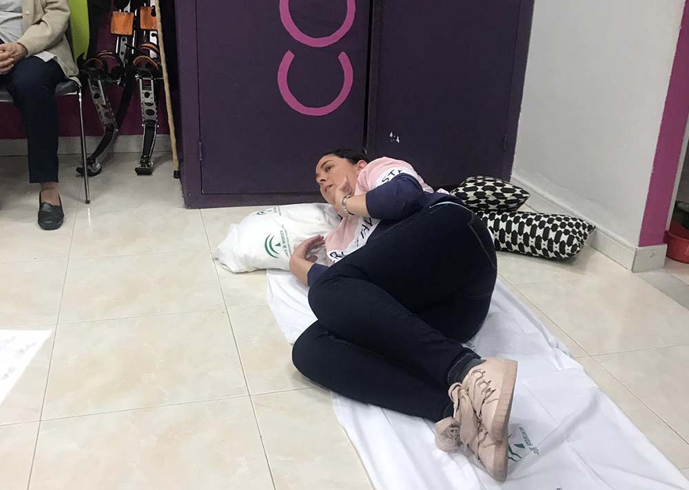 Profesionales del centro de salud de Algatocín imparten un taller sobre higiene postural en la localidad de Benadalid