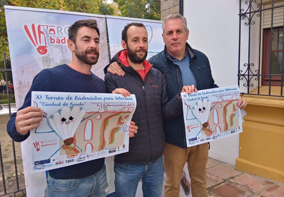 El delegado de Deportes, junto a responsables del club, en la presentación del torneo.