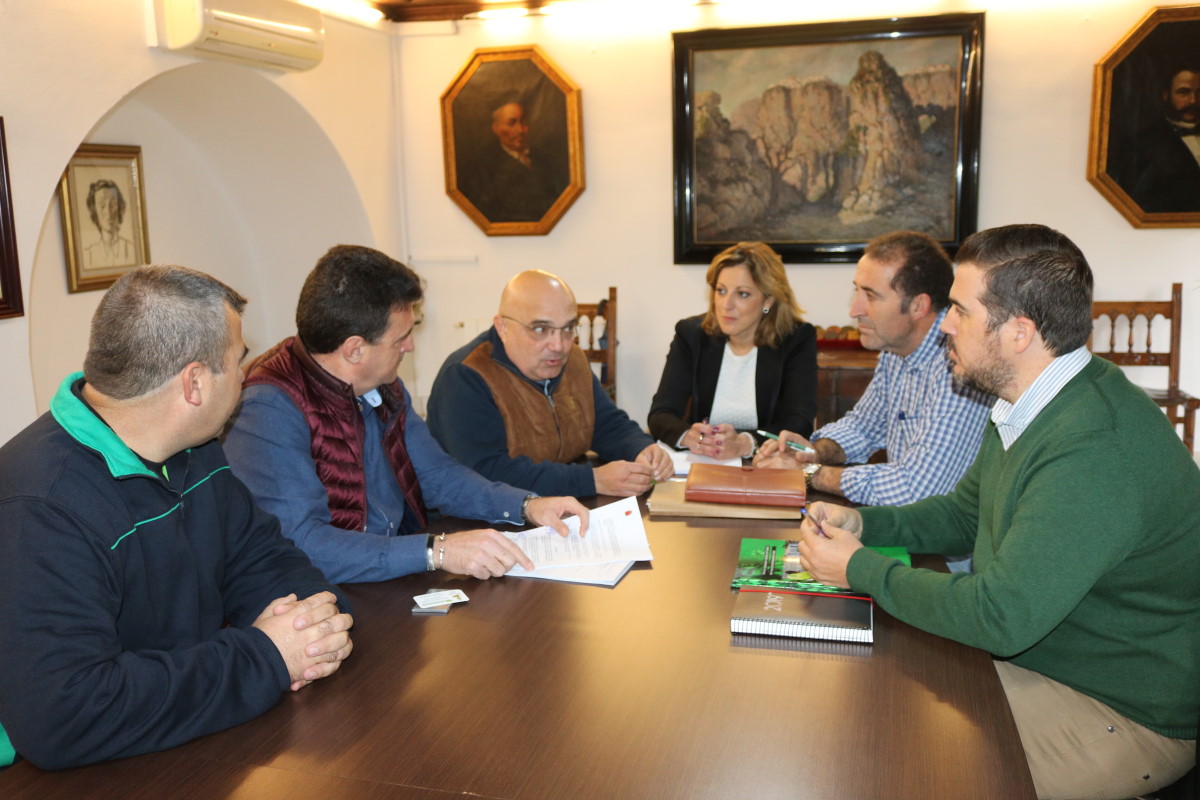 Firma del contrato con la empresa que realizará el servicio.