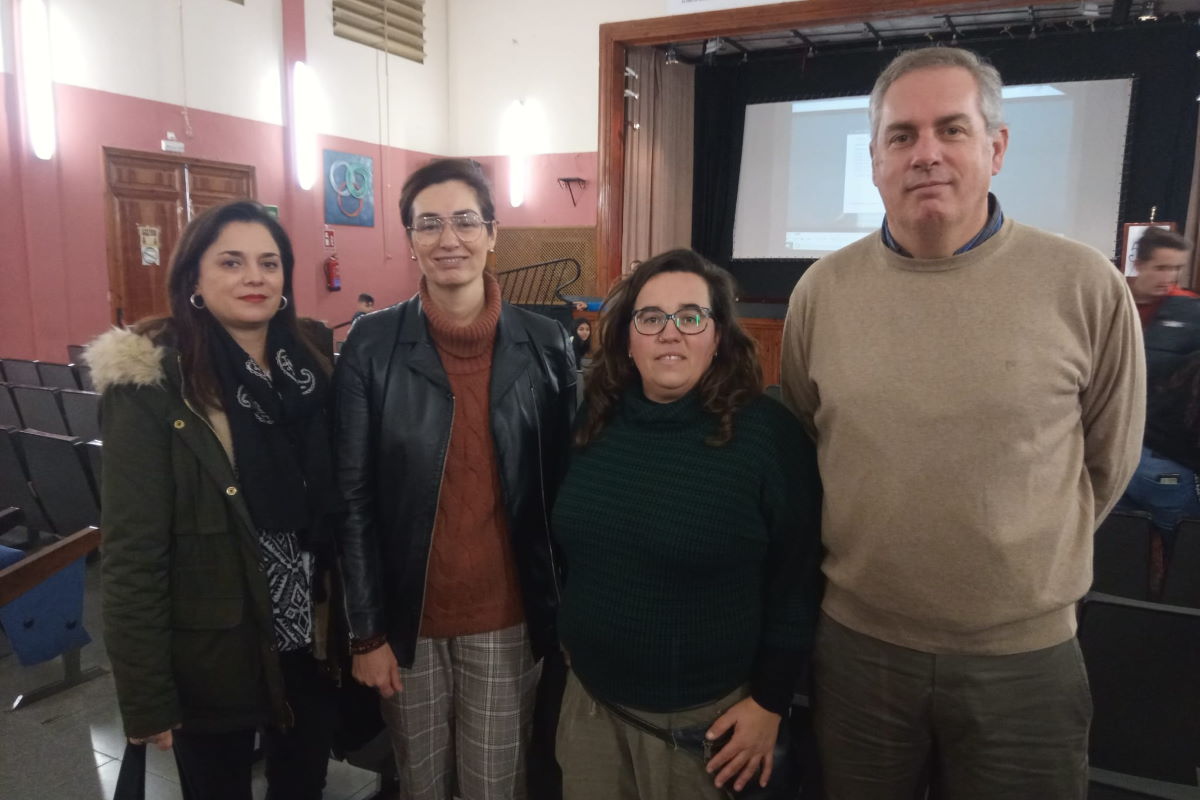 Representantes municipales y del centro educativo, antes del inicio de las actividades.
