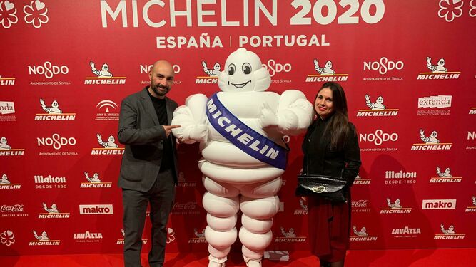Benito Gómez y su pareja recogiendo su segunda estrella Michelín en la gala se Sevilla.