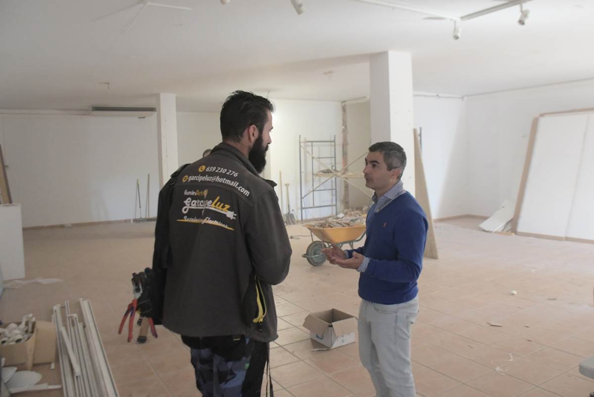El alcalde de la localidad, Miguel Ángel Herrera, en su visita a las obras.