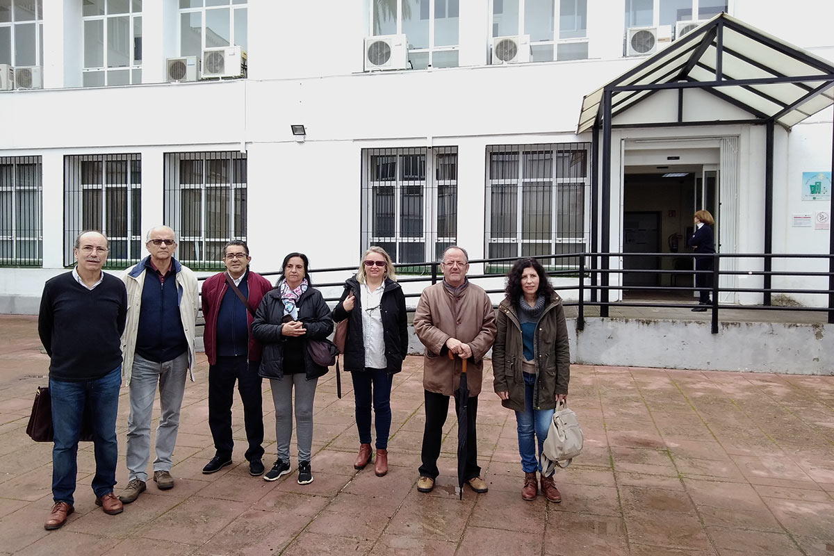 Miembros de la plataforma, a las puertas del Centro de Salud Ronda Sur.