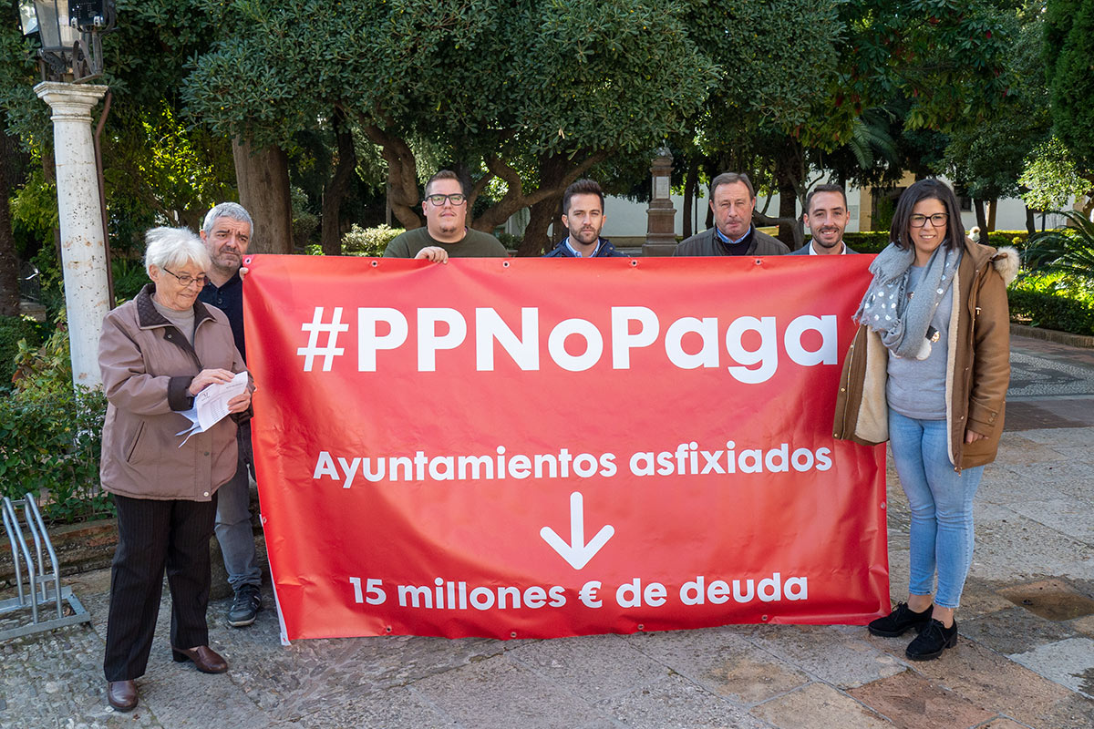 Representantes del PSOE han desplegado una pancarta de protesta junto al Ayuntamiento rondeño.