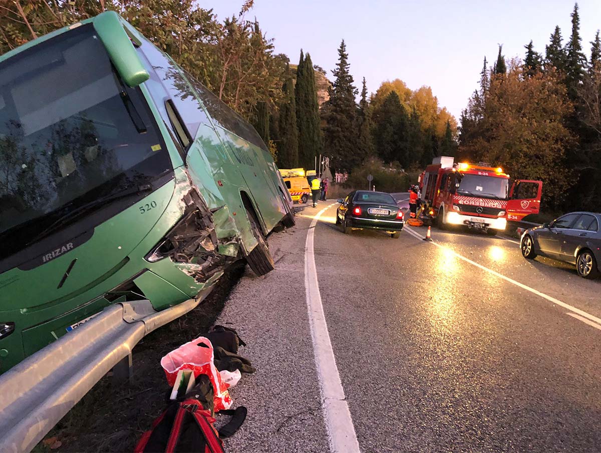 Una aparatosa colisión entre un autobús de línea y un turismo en la carretera A-374 Ronda-Sevilla se salda con una persona herida